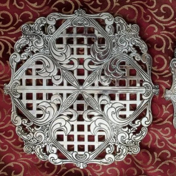 SET OF 2 GODINGER 20TH ANNIVERSARY BAROQUE SILVER HOT PLATES EXPANDABLE TRIVETS - Picture 1 of 7